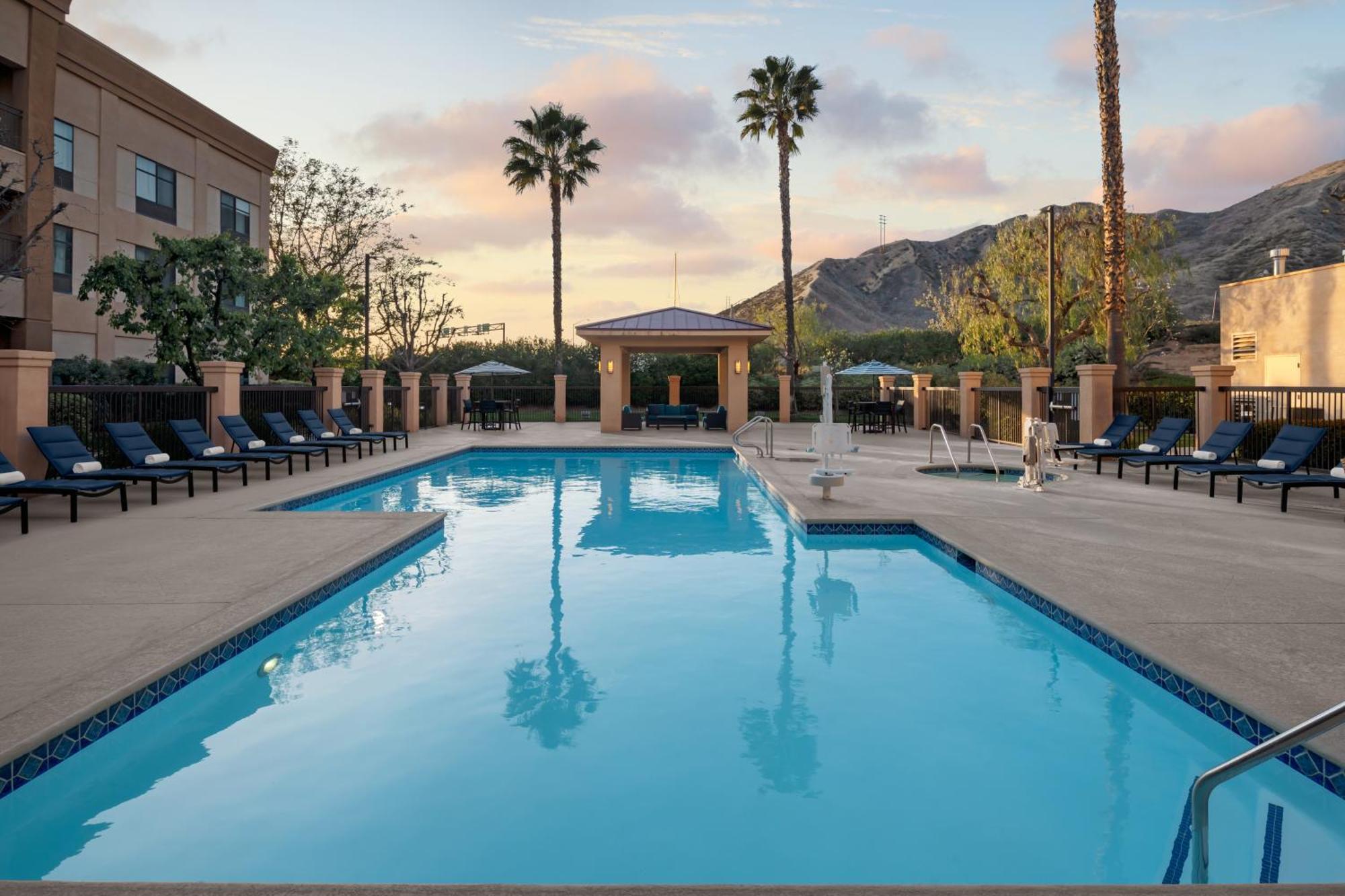 Courtyard By Marriott Santa Clarita Valencia Exterior foto