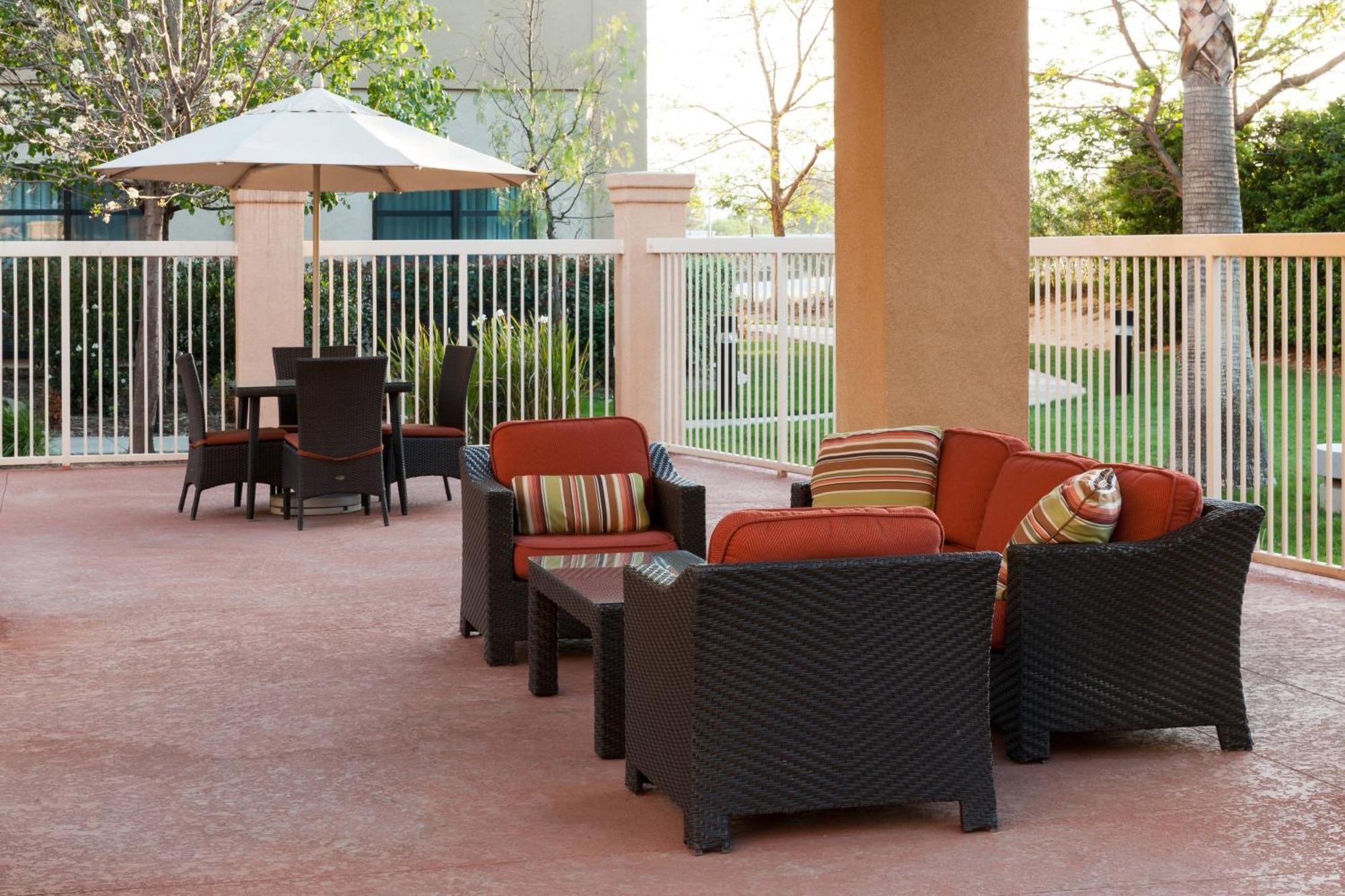 Courtyard By Marriott Santa Clarita Valencia Exterior foto