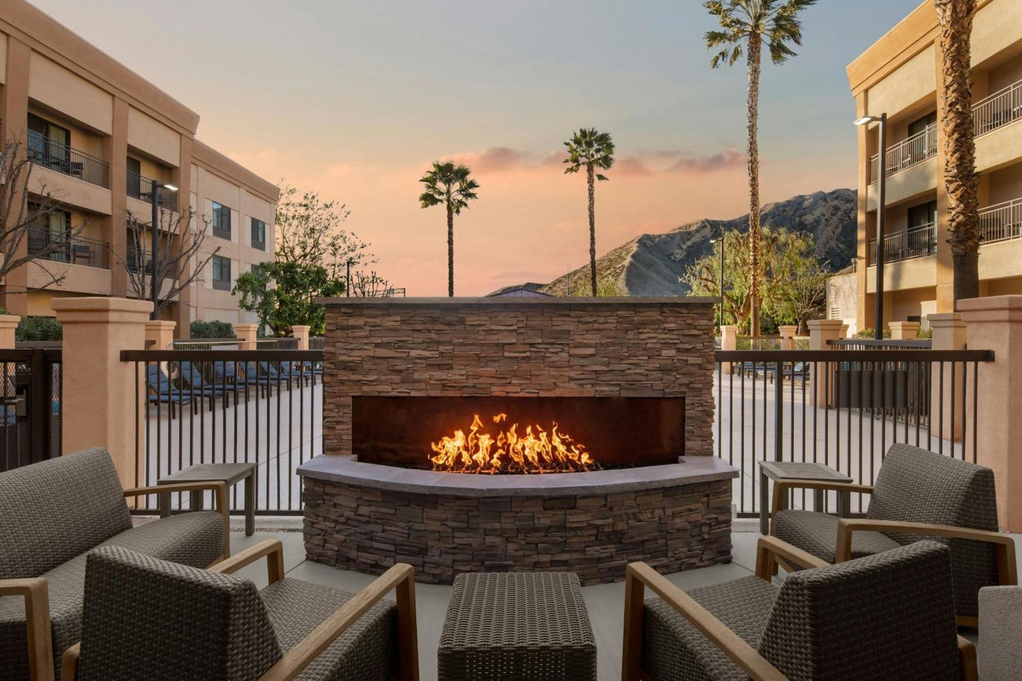 Courtyard By Marriott Santa Clarita Valencia Exterior foto